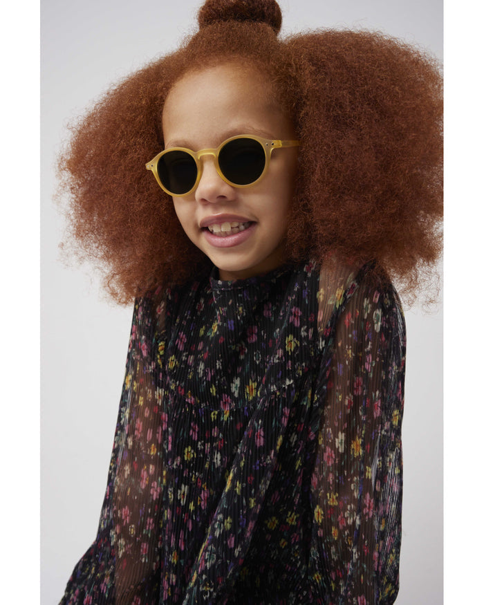 Izipizi - Sunglasses - 100% UV Protection - 5-10 Years - Yellow Honey - Lifestyle Cut 1