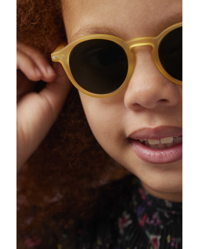 Izipizi - Sunglasses - 100% UV Protection - 5-10 Years - Yellow Honey - Lifestyle Cut 2